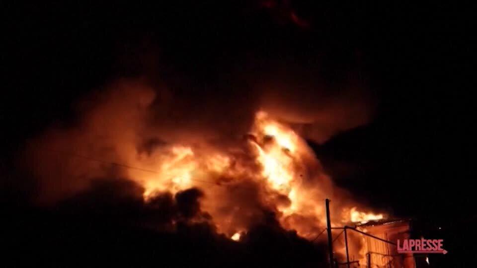 <p>Ucraina, attacco di droni russi su Kharkiv: gli impressionanti incendi dopo il raid</p>