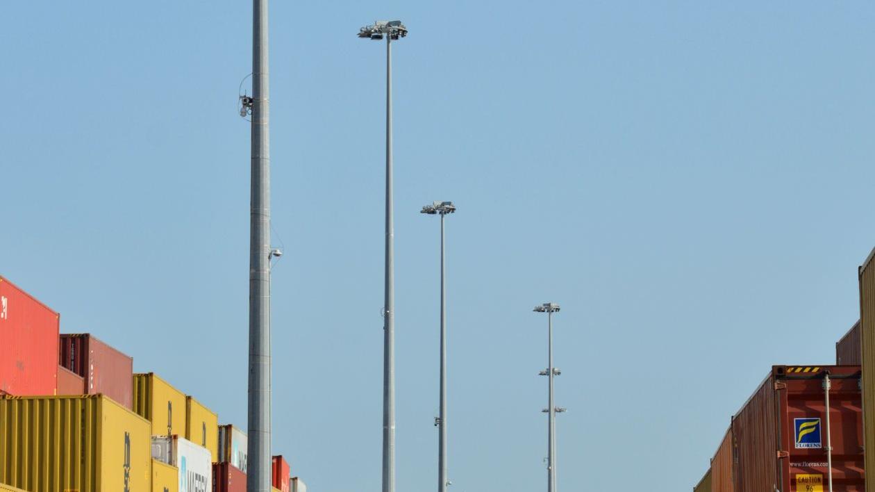 Nel porto di Livorno arrivano 157 nuove lampade a led