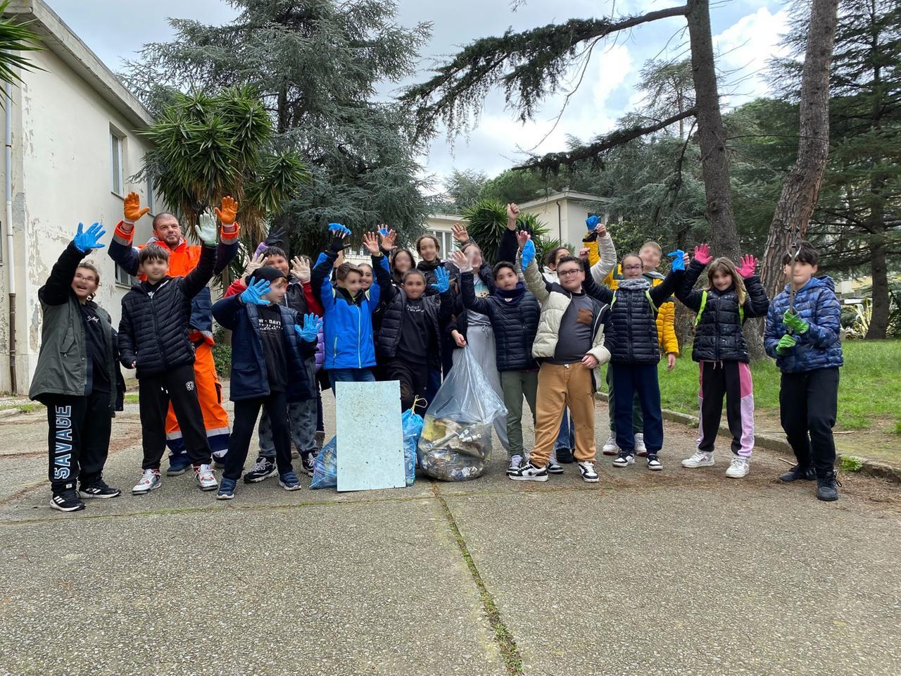 Livorno e il suo Mr Green: con gli studenti delle Mazzini a ripulire il quartiere
