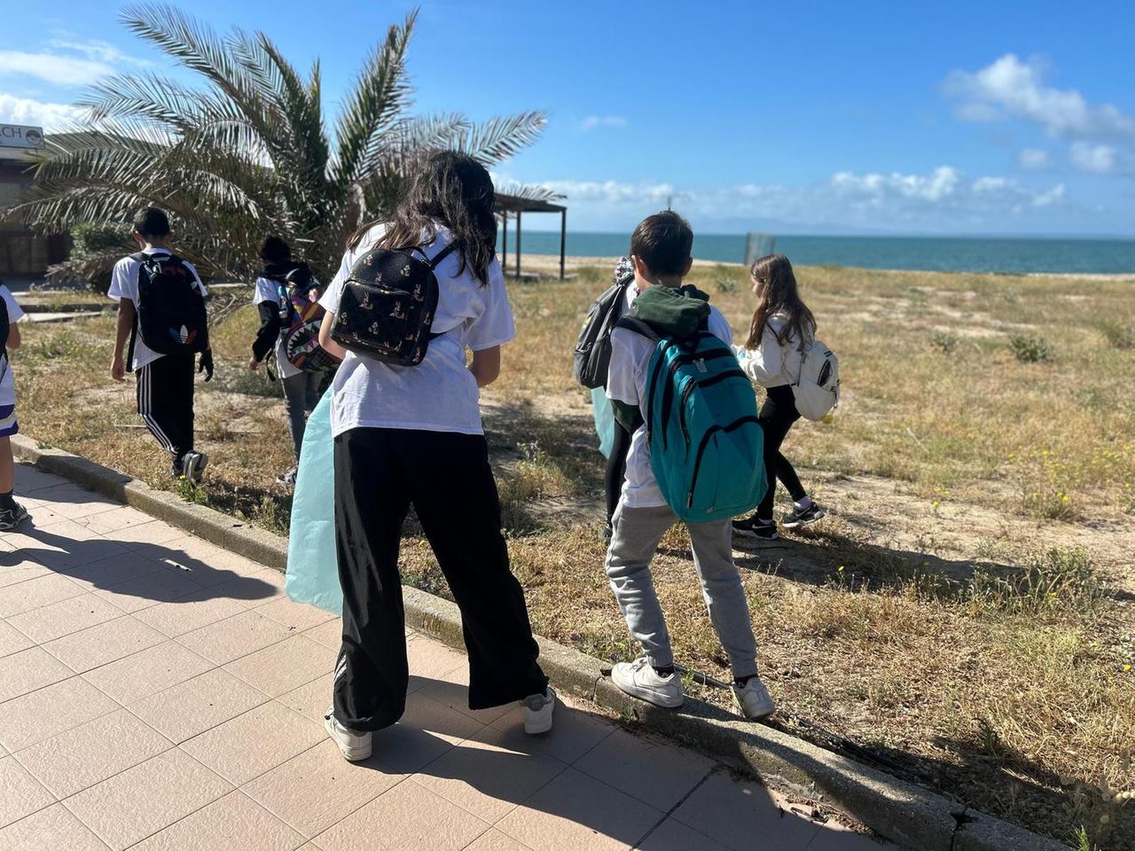 
	Studenti e volontari alla Giornata ecologica di Torregrande

