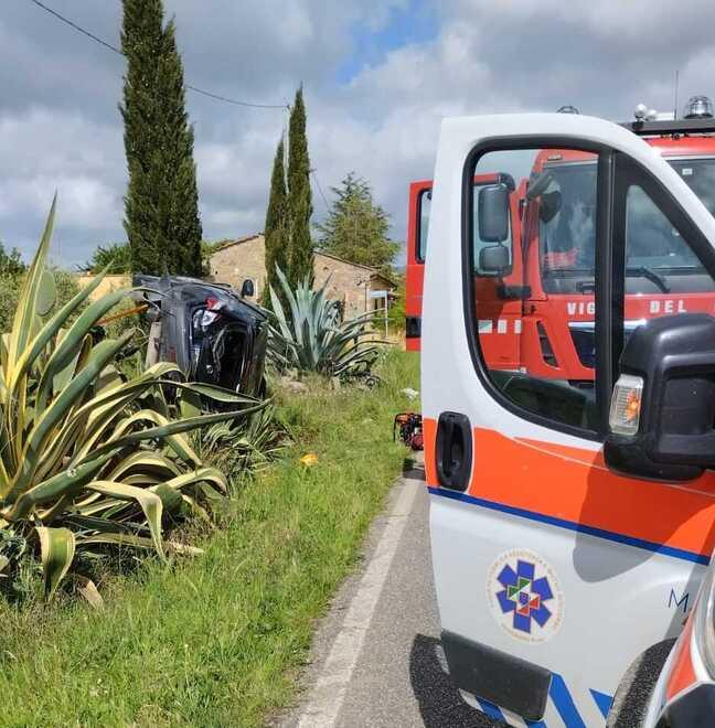Vada, finiscono con l'auto nel fosso e si ribaltano: soccorsi marito e moglie<br>
