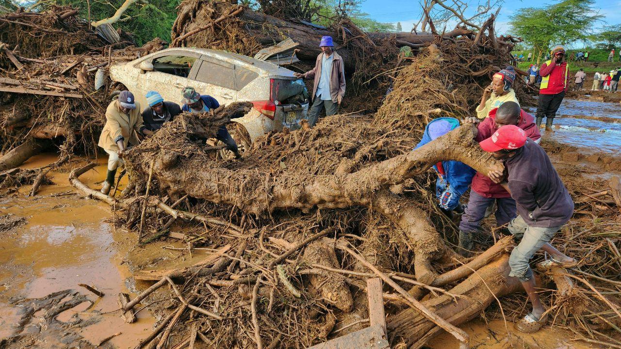 Disastro in Kenya, oltre 200 morti e più di 70 dispersi dopo le inondazioni per le piogge torrenziali