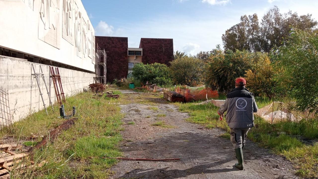 
	Il cantiere nel giardino del museo Marongiu a Cabras

