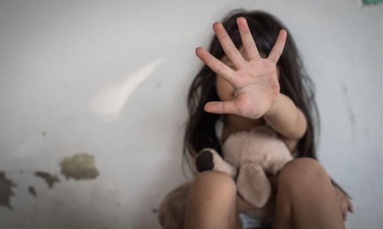 Abusi sessuali su una bambina di 7 anni, la Procura di Sassari indaga l’ex patrigno