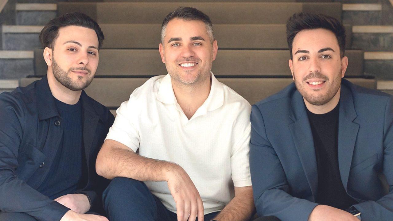 Al centro Giacomo Vose con il suo team: Antonino Risicato e Vincenzo De Caro