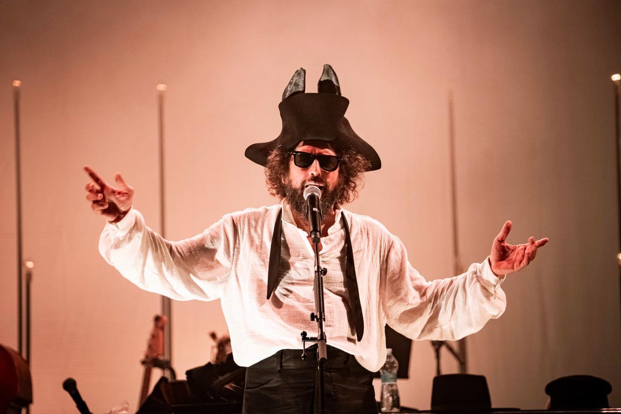 Due giorni con Capossela, su e giù dal palco