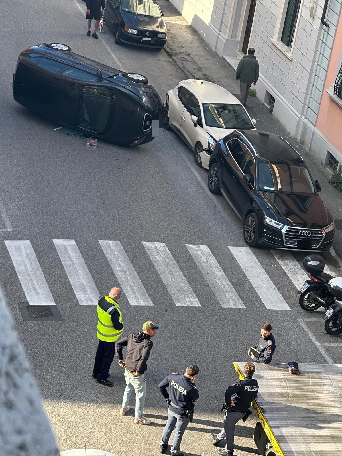 Livorno, auto ribaltata in via delle Sedie