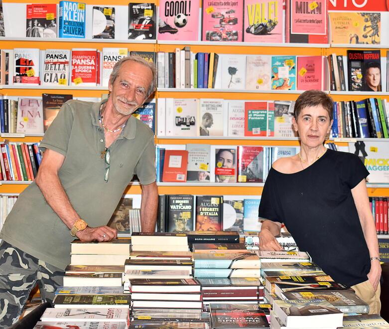 
	Carlo Quartieri e Rita Stilli titolari con Massimo Mantelli della libreria del Globo

