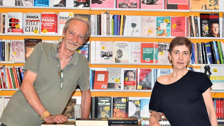 
	Carlo Quartieri e Rita Stilli titolari con Massimo Mantelli della libreria del Globo

