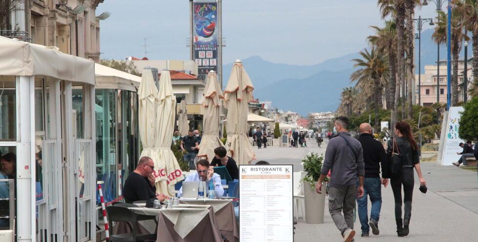 Viareggio, più spazio per tavoli e sedie fuori dai locali della Passeggiata: come funziona