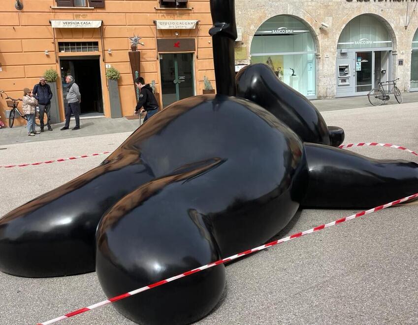 Pietrasanta, l’orso in piazza Duomo trasformato in un gioco: «I genitori dove sono?»