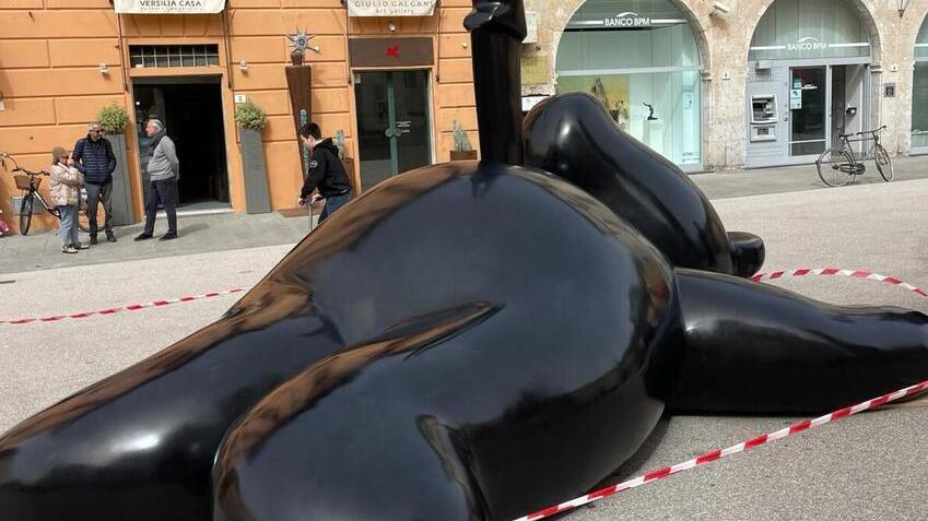 Pietrasanta, l’orso in piazza Duomo trasformato in un gioco: «I genitori dove sono?»