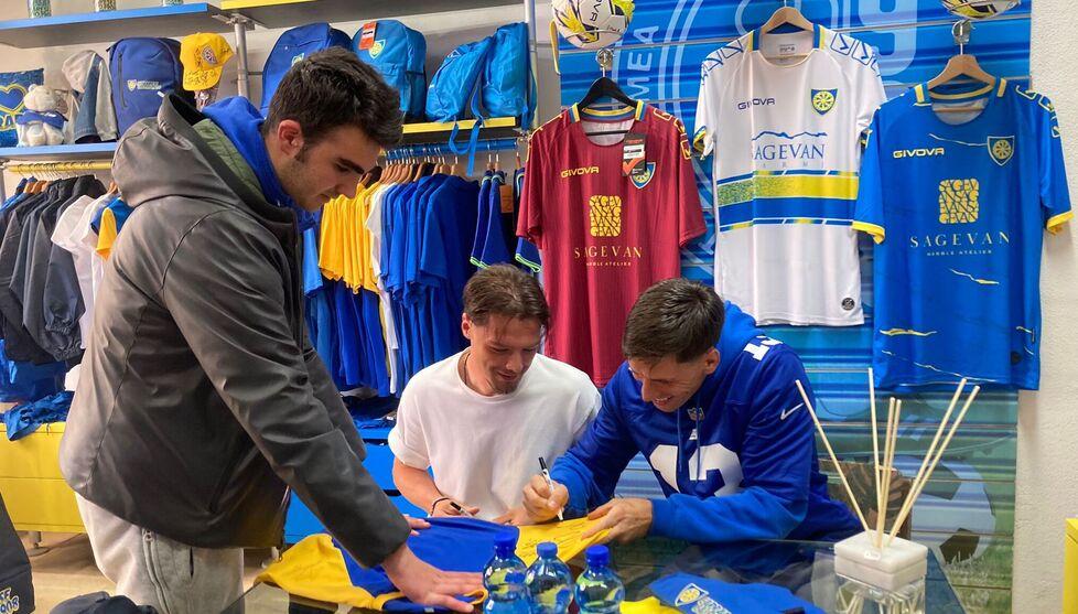 Carrarese mania allo store Ma c’è la tegola Imperiale