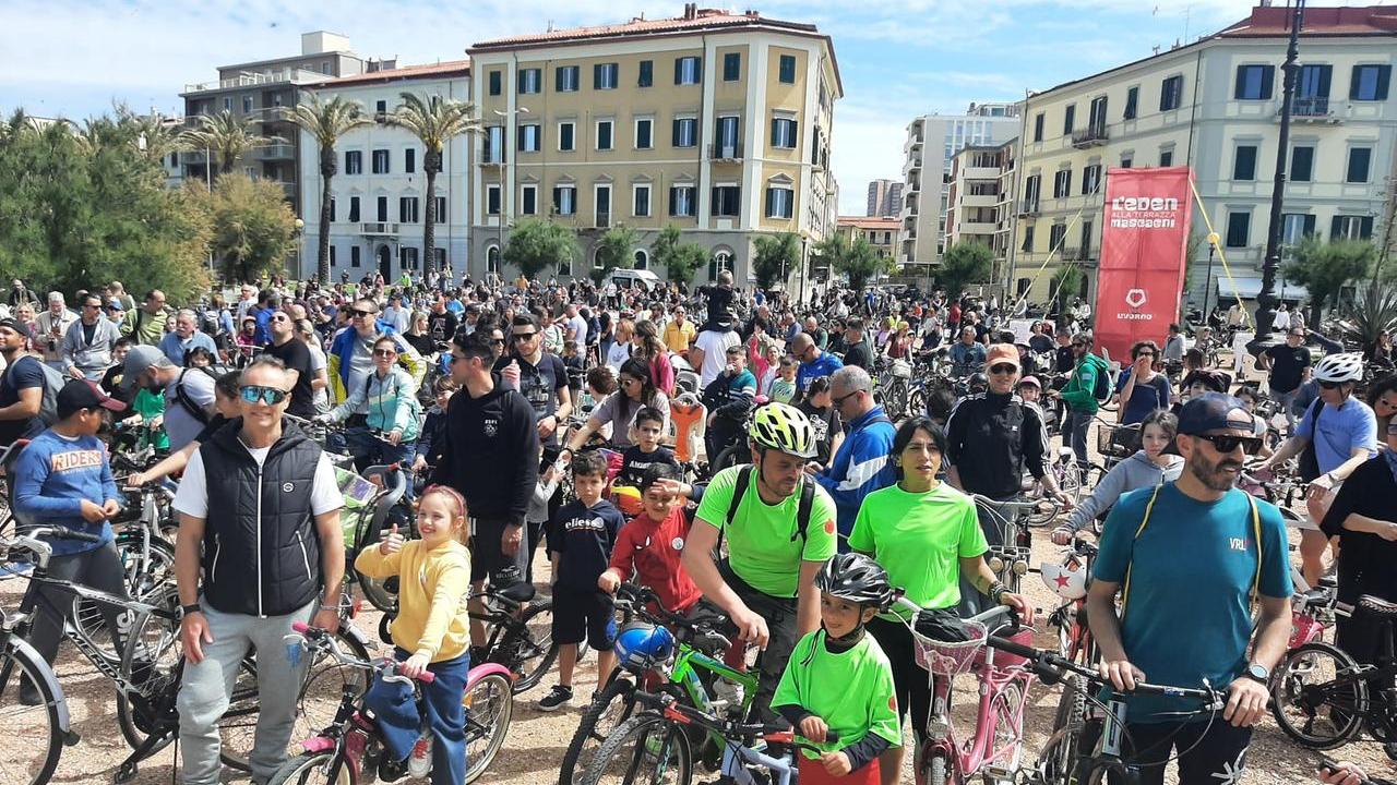 Bimbimbici, in centinaia in bici per le strade della città: festa grande alla Terrazza Mascagni