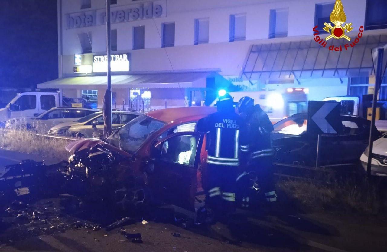 Modena, frontale nella notte: due persone incastrate tra le lamiere
