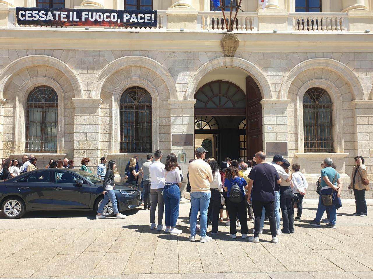 
	Il palazzo della Provincia in piazza d'Italia attira visitatori <em>(foto Ivan Nuvoli)</em>

