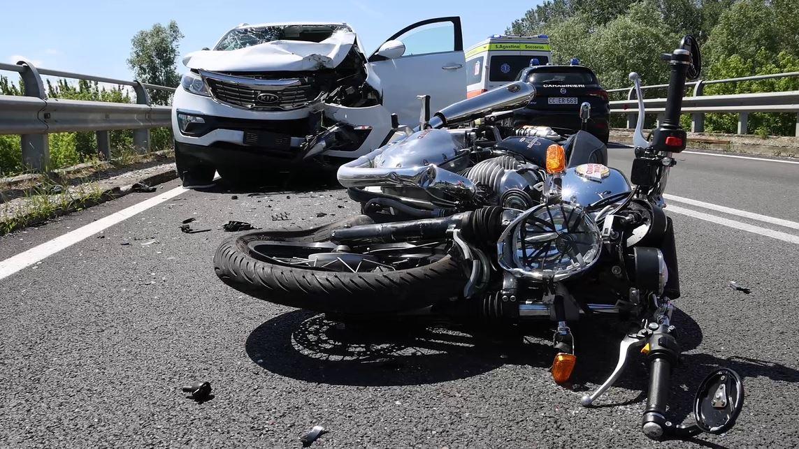 Scontro auto-moto, paura a Poggio Renatico