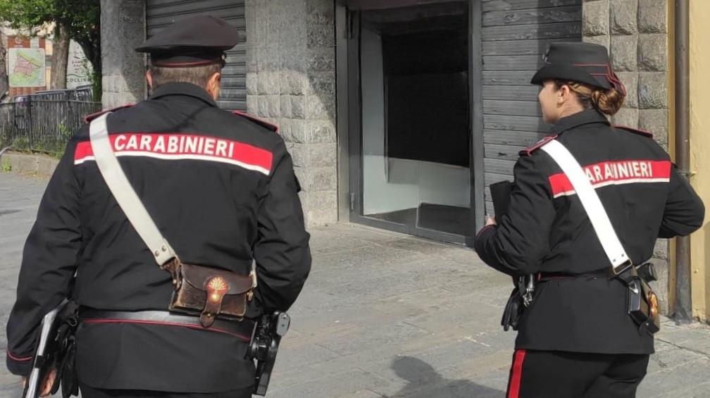 Picchia e insulta moglie e figlia: divieto di avvicinamento