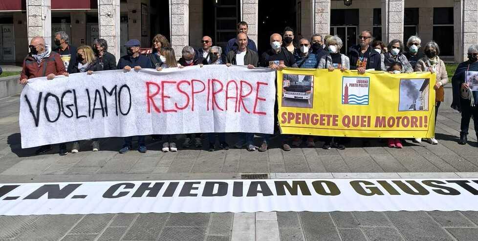 Livorno, associazioni e cittadini in piazza contro i fumi neri: «Vogliamo respirare aria pulita»<br>
