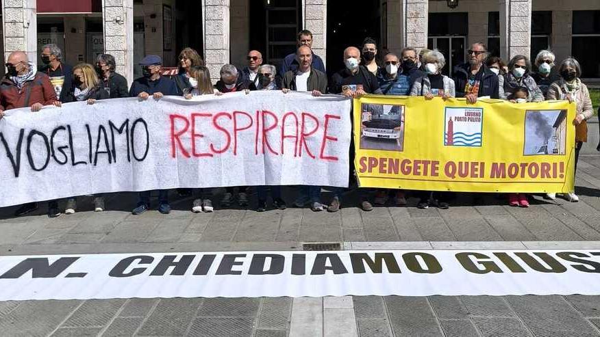 Livorno, associazioni e cittadini in piazza contro i fumi neri: «Vogliamo respirare aria pulita» 