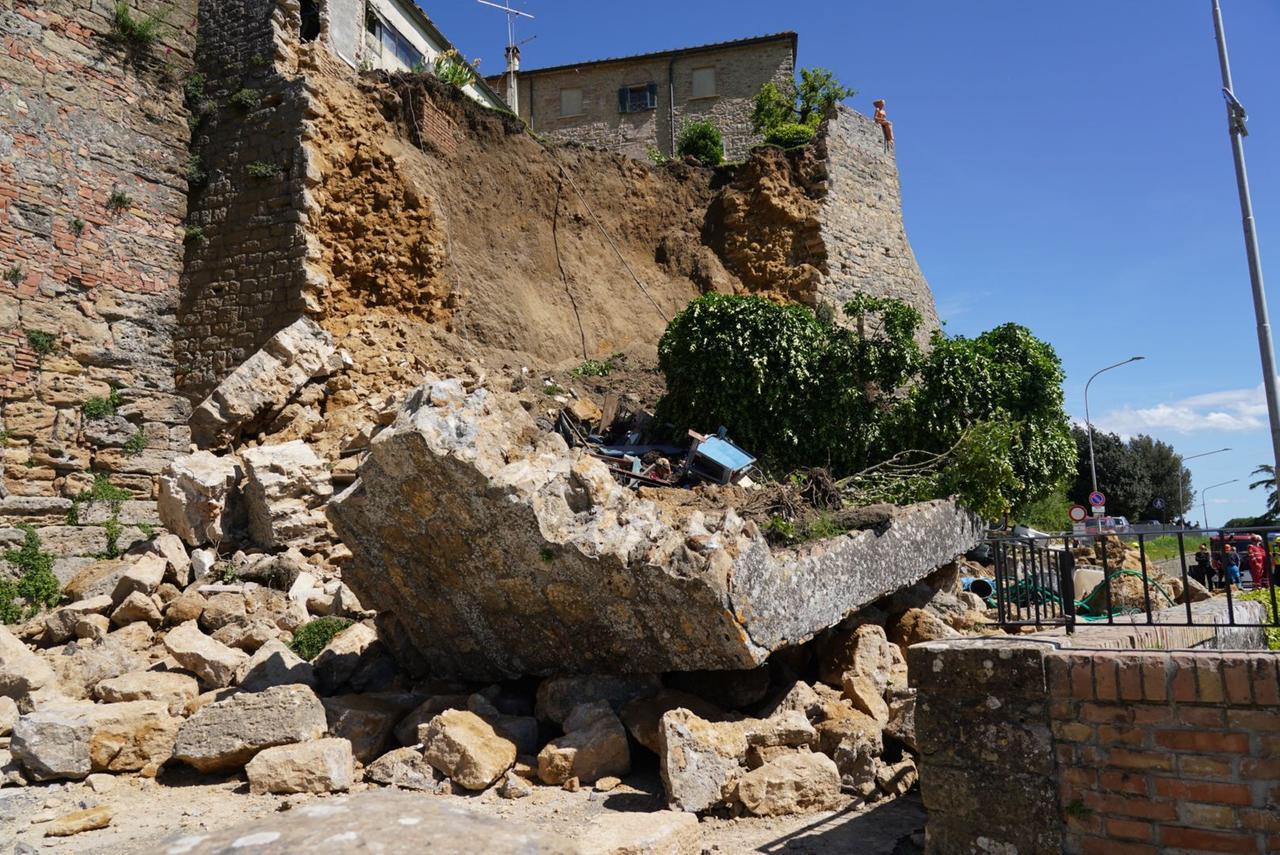 
	Il tratto delle mura crollato (foto Silvi)

