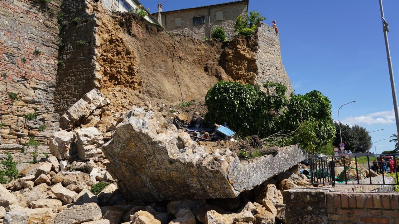 Paura a Volterra, doppio crollo delle mura medievali: una donna ferita, massi e detriti invadono la strada –Video
