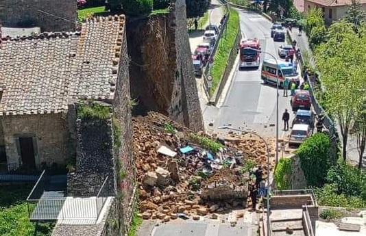 Crollo a Volterra, a rischio la tappa del Giro d’Italia: come si può salvare il passaggio sul colle etrusco
