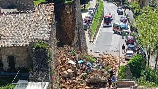 Crollo a Volterra, a rischio la tappa del Giro d’Italia: come si può salvare il passaggio sul colle etrusco