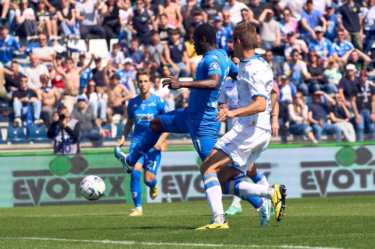 
	Emmanuel Gyasi spinge il pallone in rete, ma era in fuorigioco (foto Autovino)

