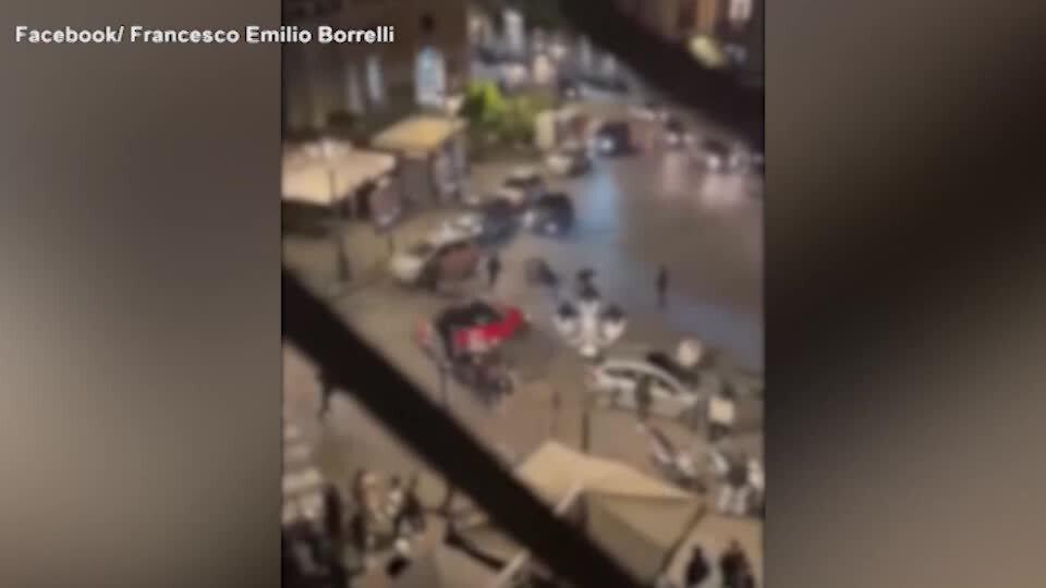 <p>Napoli, maxi rissa al Vomero: le immagini degli scontri con caschi e sedie</p>