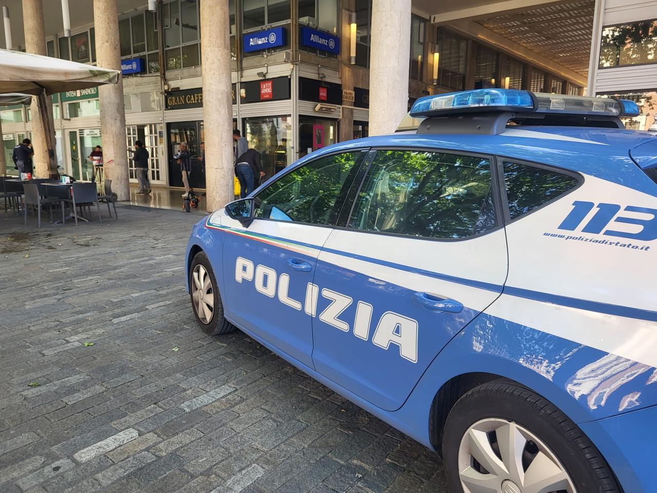 Maxi rissa in pieno giorno sotto l’Isolato San Rocco a colpi di sedie e bottiglie