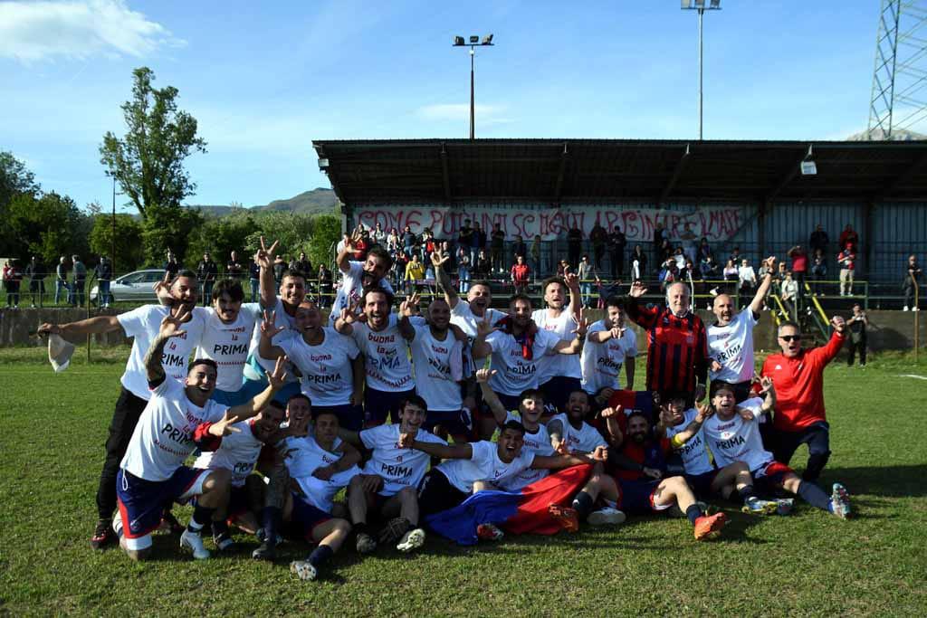 
	La festa dei giocatori del Montignoso (Foto Cuffaro)


