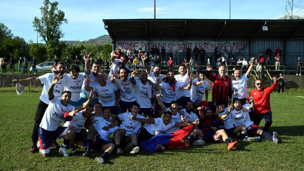 La festa dei giocatori del Montignoso (Foto Cuffaro)