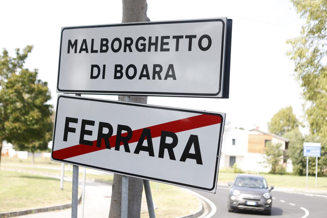 Malborghetto, parcheggio in leggera pendenza: «Le auto entrano nel negozio»