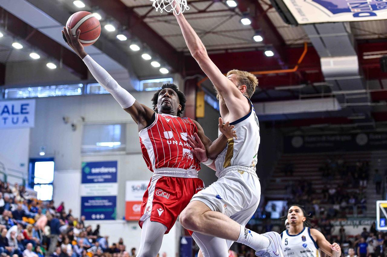 La Unahotels crolla a Sassari, Venezia l’avversaria ai quarti playoff