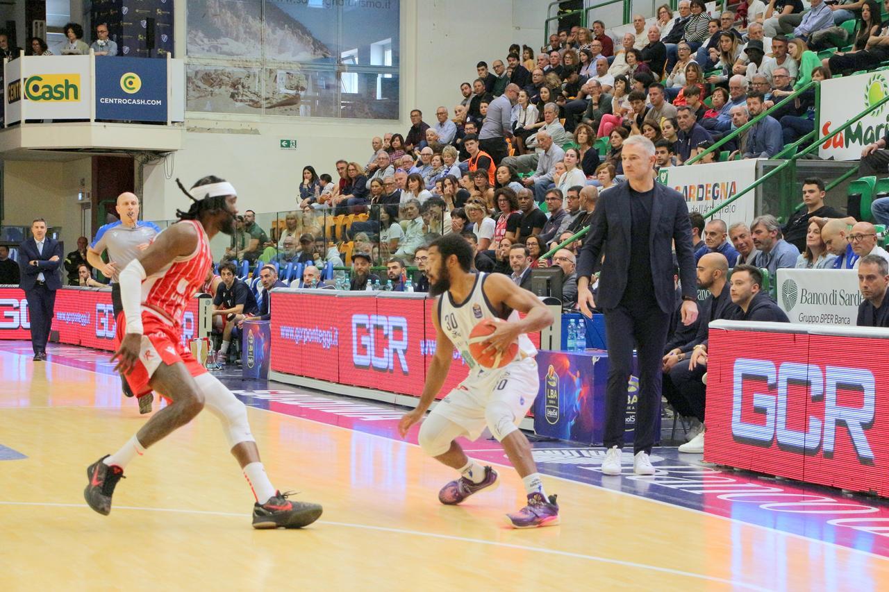 La Dinamo chiude la stagione travolgendo Reggio Emilia