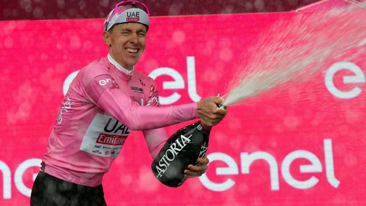 
	Pogacar festeggia la vittoria nella seconda tappa del Giro d&#39;Italia

