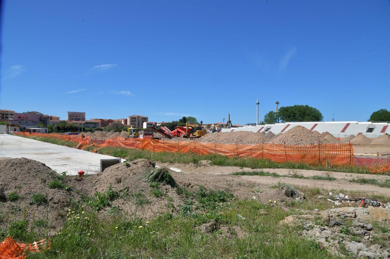
	I lavori in corso nello stadio Caocci (foto Vanna Sanna)

