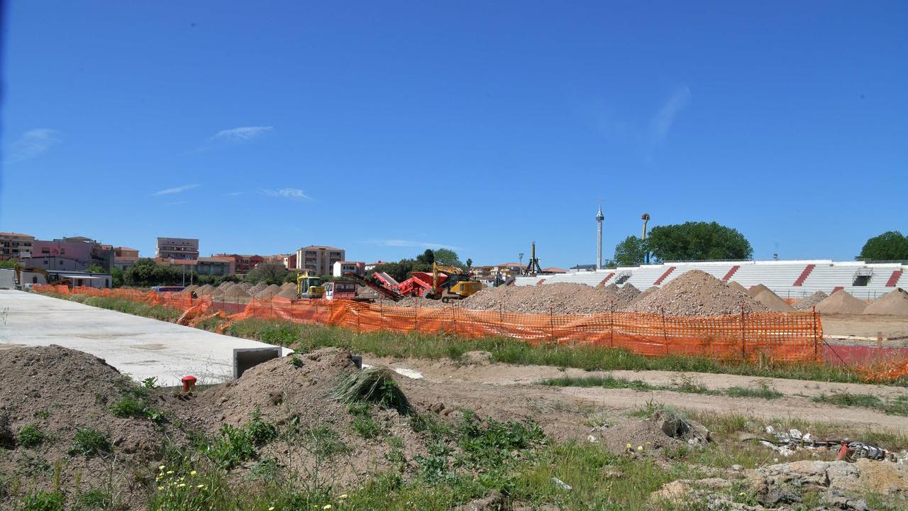 
	I lavori in corso nello stadio Caocci (foto Vanna Sanna)

