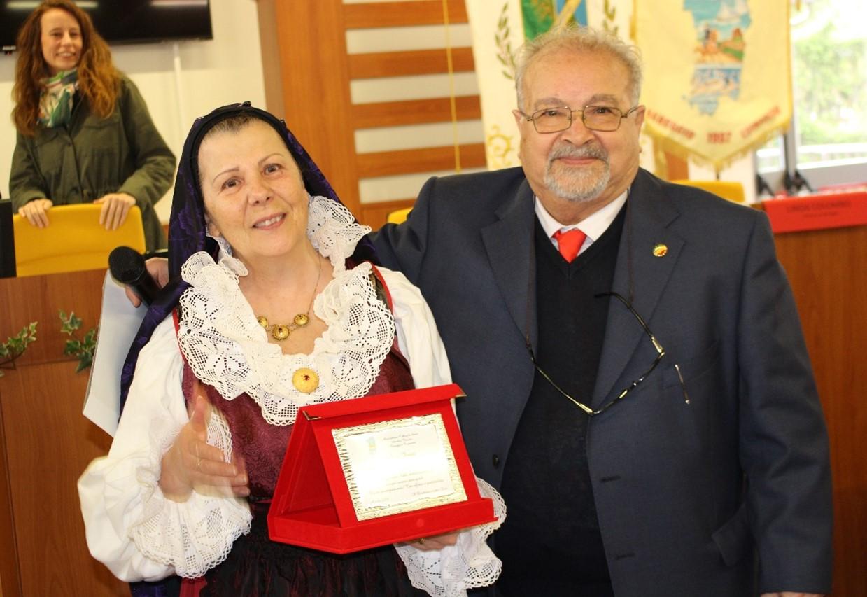 
	La targa ad Anna Deias consegnata dal presidente Franco Saddi

