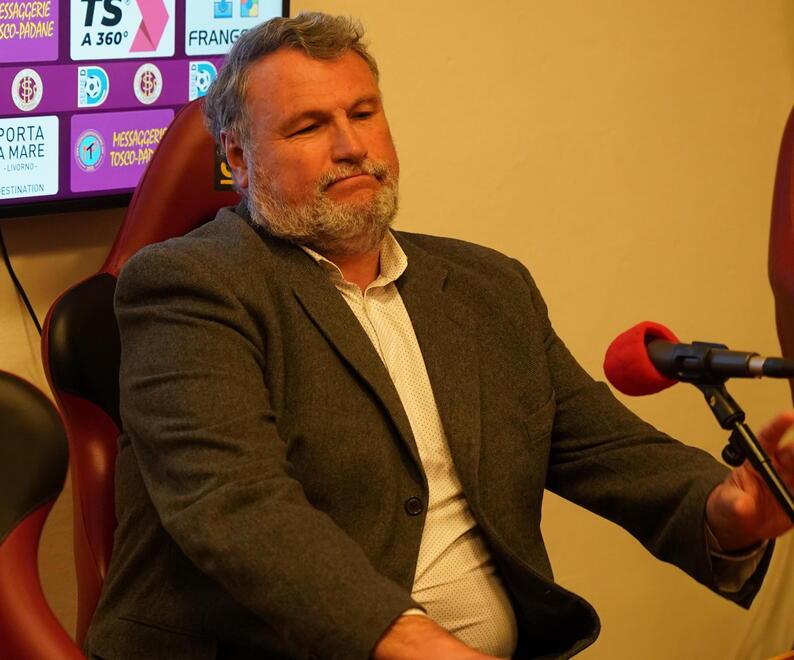 Cede o no? Il presidente resta in silenzio e se ne va