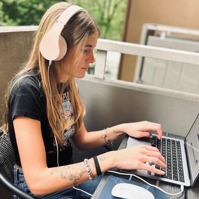 Iris a 20 anni lascia Reggio Emilia per l’Estonia: ora lavora con le criptovalute