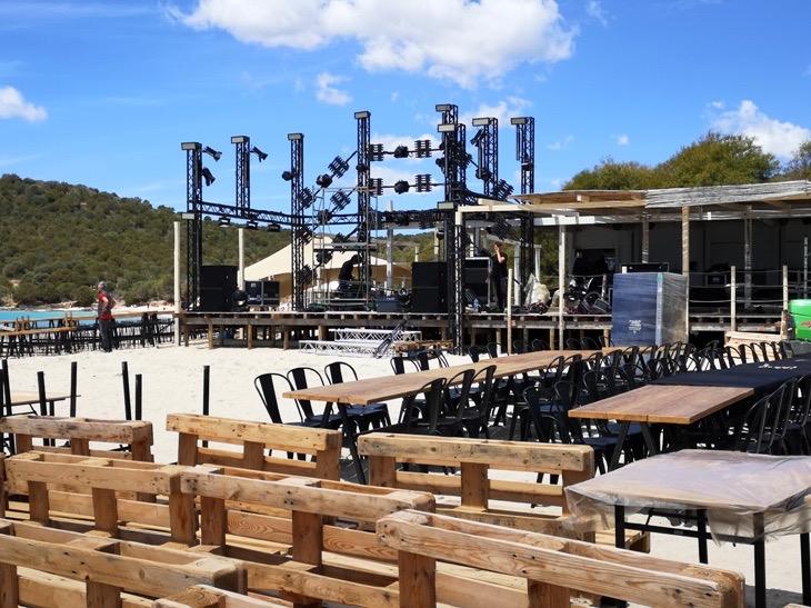 Un enorme palco invade la spiaggia di Tuerredda, la denuncia degli ecologisti