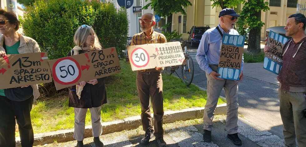 Modena, flashmob per dire «basta morti in strada» e chiedere la "città 30" come a Bologna