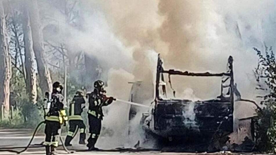 Vada, paura in via di Pietrabianca: roulotte distrutta dalle fiamme 