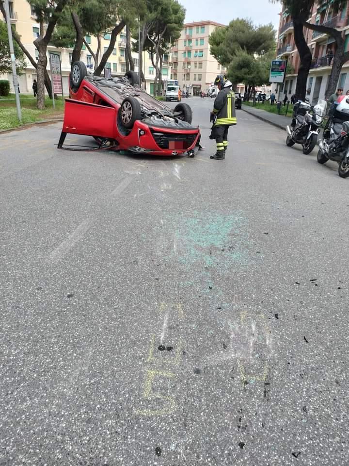 Livorno, si ribalta con l'auto in via Lorenzini: soccorsa una donna
