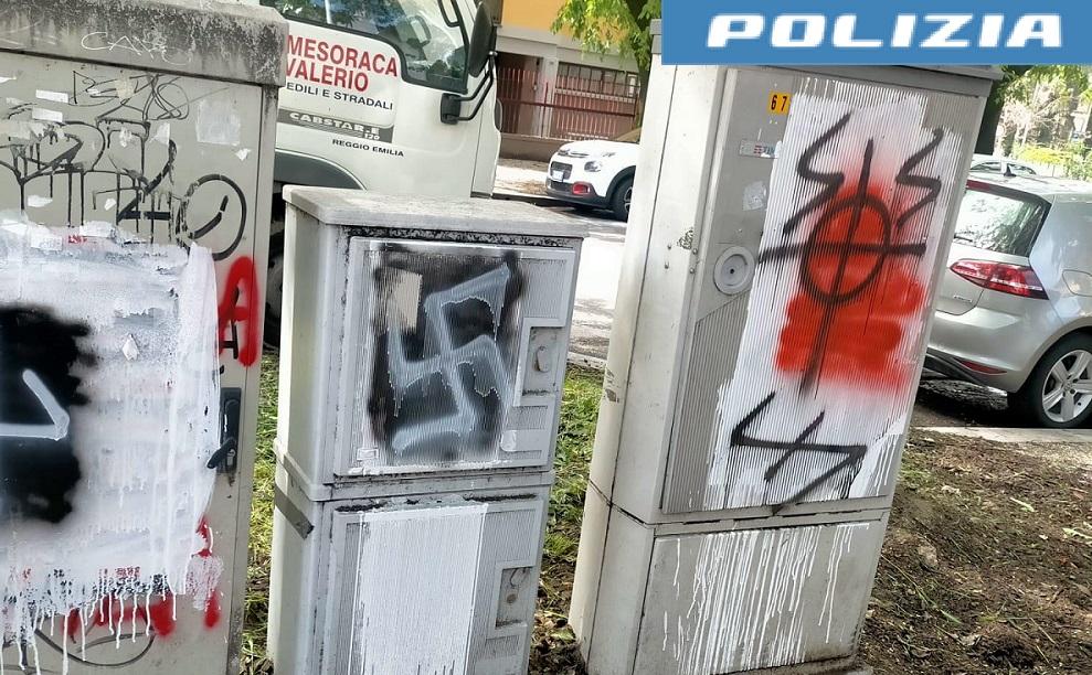 Imbratta con simboli di estrema destra la città, denunciato