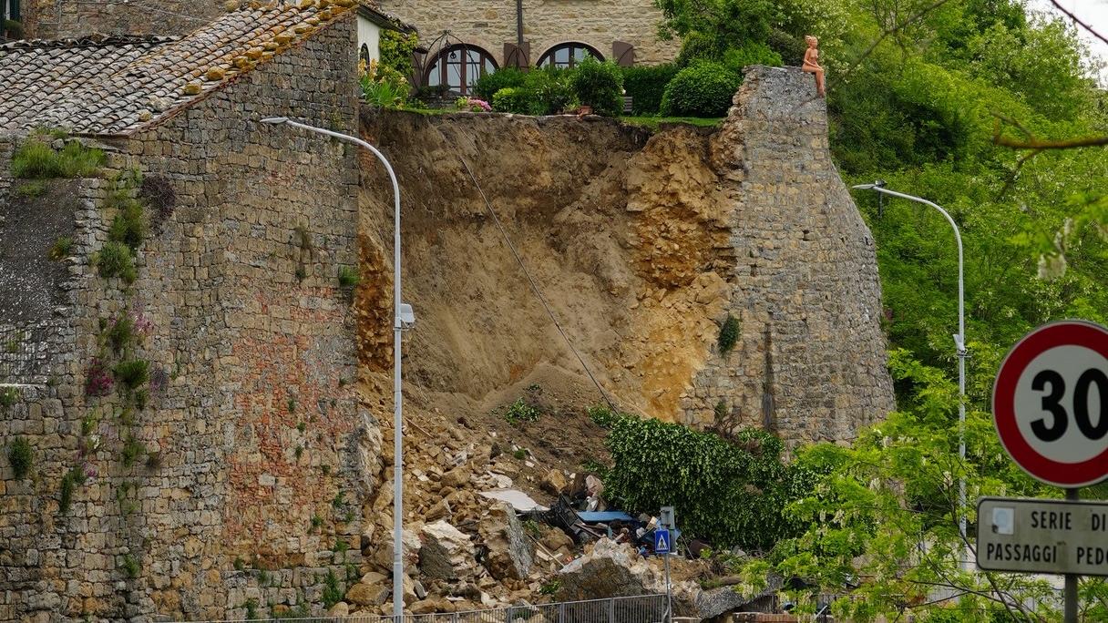 Crollo delle mura a Volterra, il geologo Pistilli: «Non è stata un’infiltrazione d’acqua» – Video