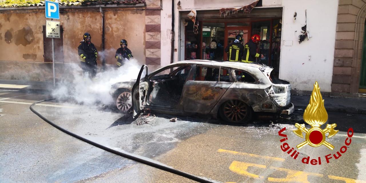 Ittiri, auto in fiamme in Corso Vittorio Emanuele