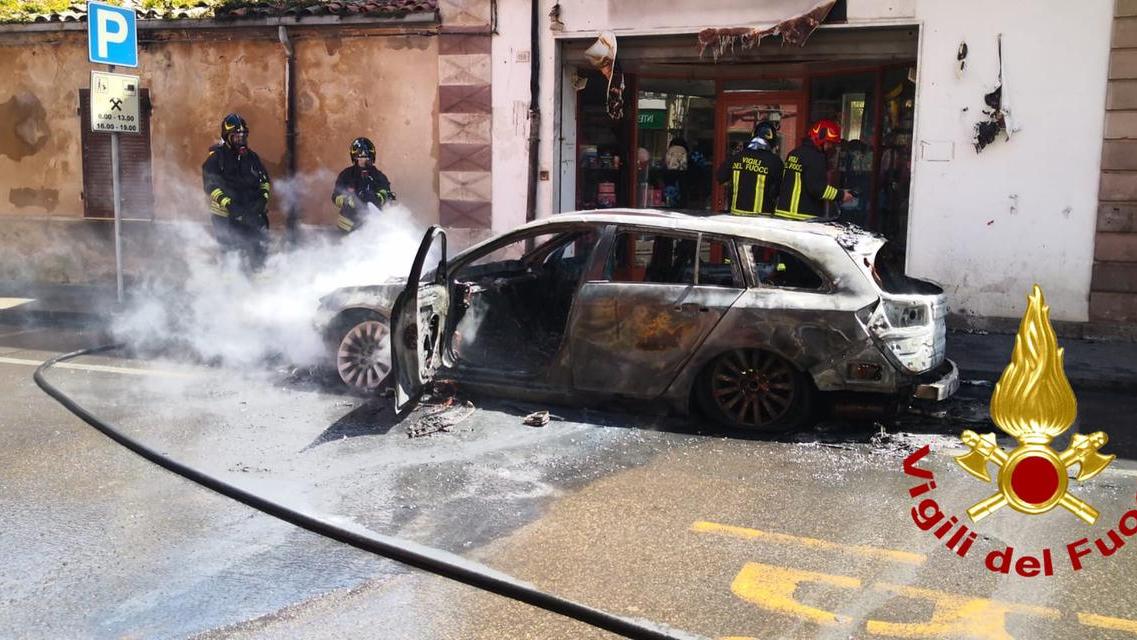 Ittiri, auto in fiamme in Corso Vittorio Emanuele